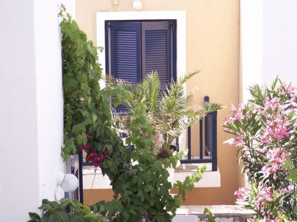 Blick vom Balkon auf einen anderen Hotel Manos