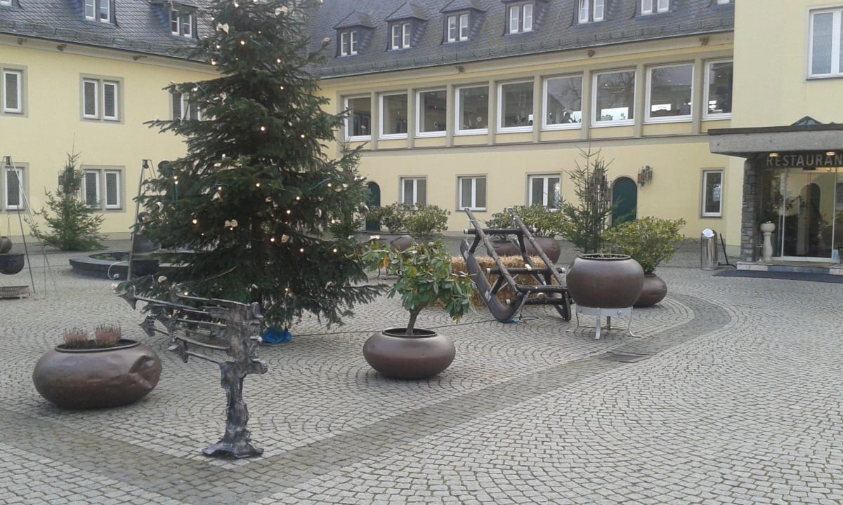 Innenhof Hotel Klostergut Jakobsberg
