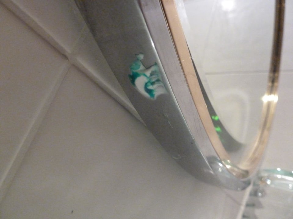 Zahnpasta am Spiegel Aegean Melathron Thalasso Spa Hotel