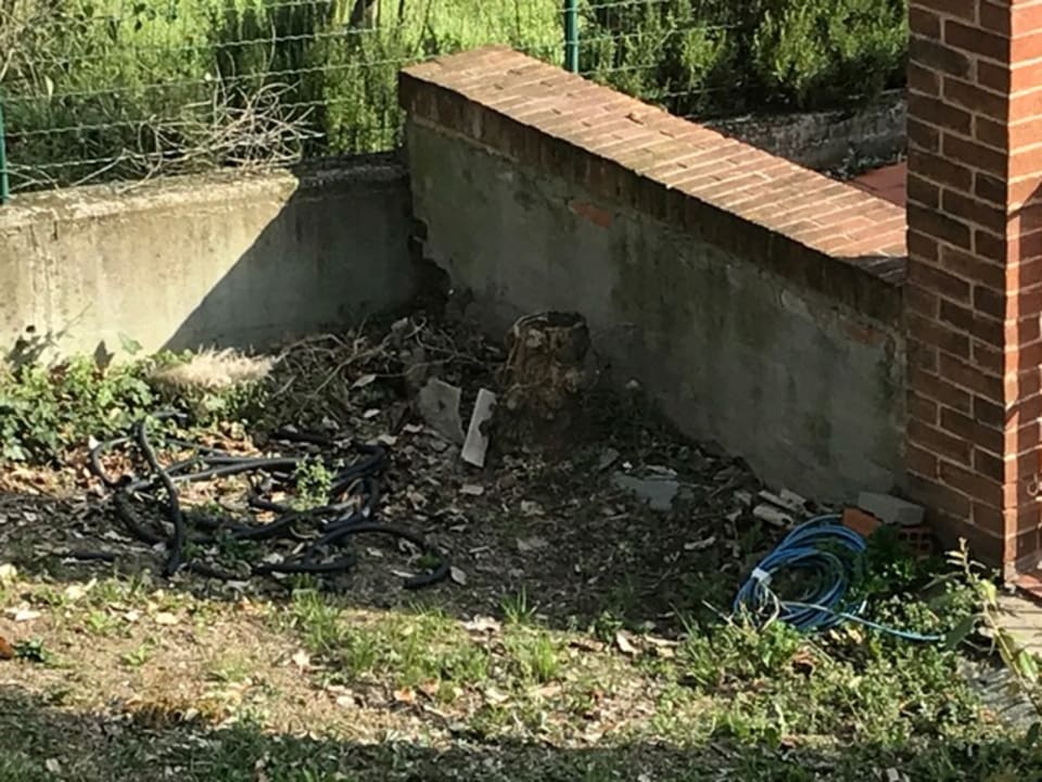 Müllablage auf dem Hotelgartengelände. Ariotto Village