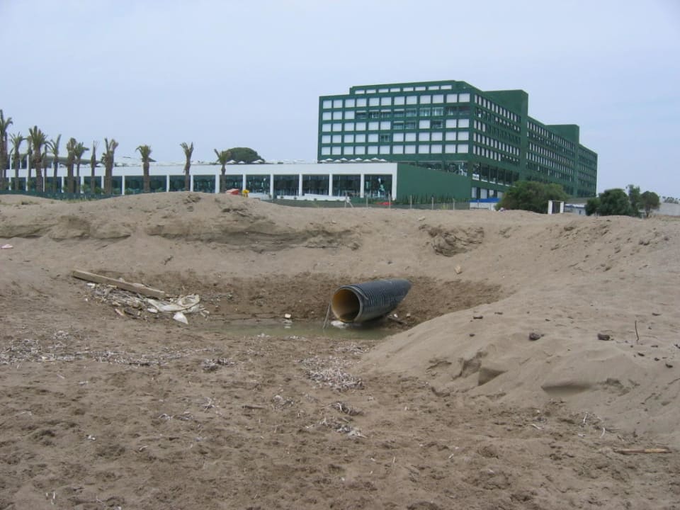 Abwasserrohr am Strand neben dem Voyage Voyage Belek Golf & Spa