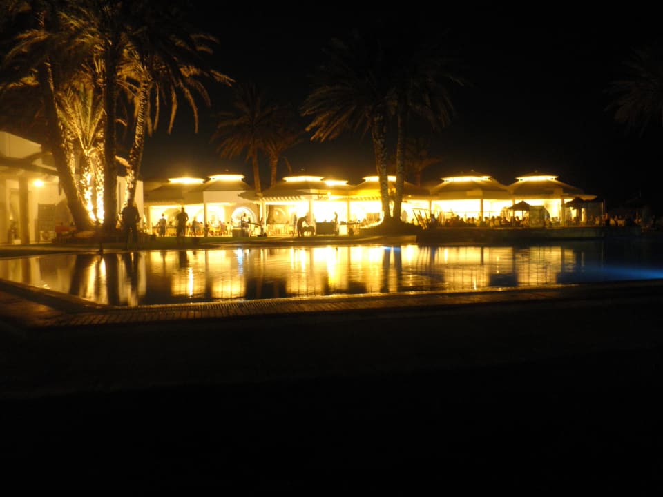 Restaurant am Abend Monarque Club Rivage