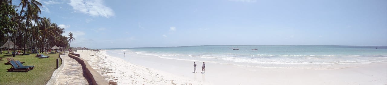 Weißer Strand, blaues Meer- soweit das Auge reicht Neptune Village Beach Resort & Spa