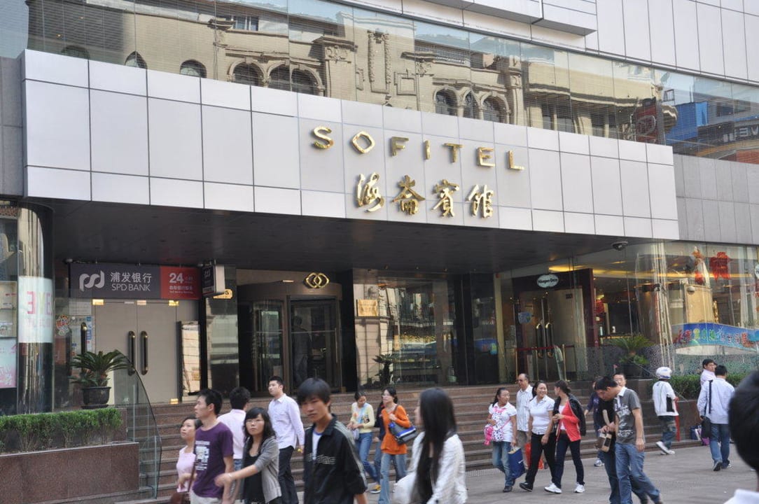 Eingang zur Nanjing Lu Hotel Sofitel Hyland
