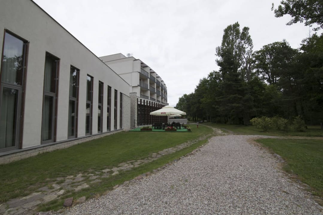 Widok z tyłu hotelu Holiday Inn Warszawa Józefów