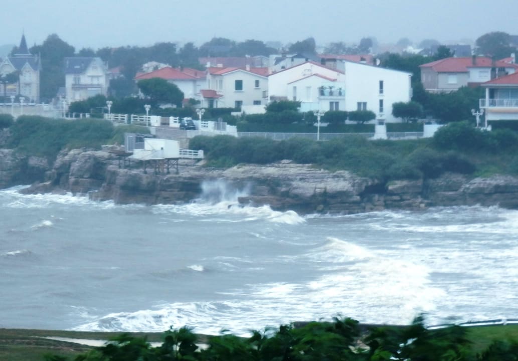 Plage du Chay bei Wind und Hochwasser/Flut Hotel Cordouan by Thalazur