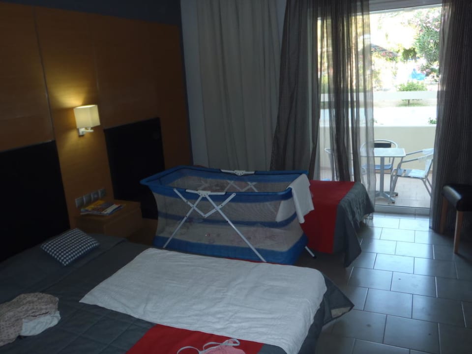 Doppelzimmer mit Zustellbett und Babybett Kipriotis Village Resort
