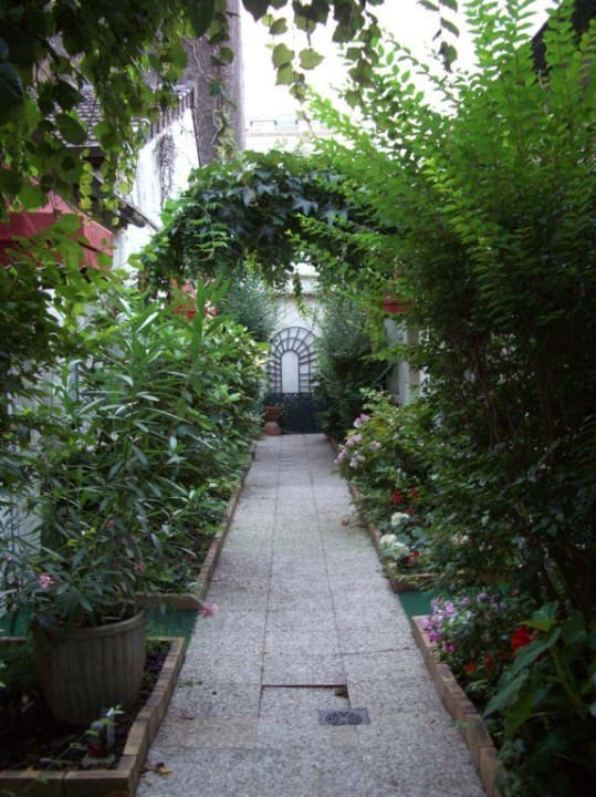 Garten mit Zimmern links & rechts Hotel Princesse Isabelle