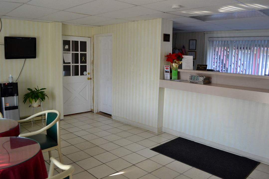 Lobby Hotel Red Carpet Inn Endicott