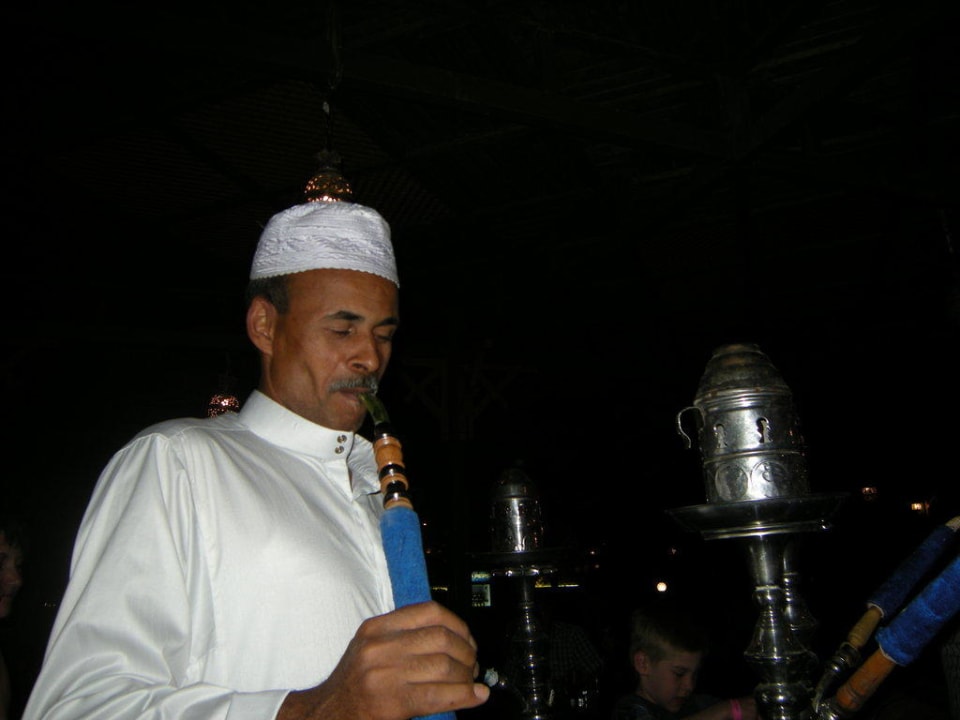 Das Anziehen der Shisha-Pfeife, ein kleines Ritual Giftun Azur Resort