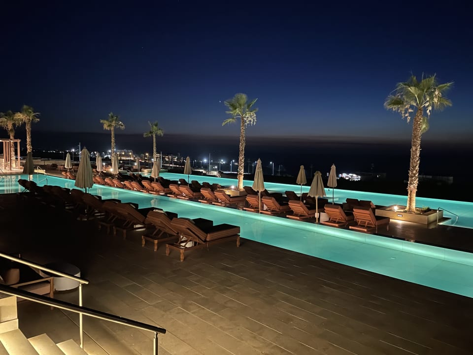 Pool The Royal Senses Resort, Curio Collection by Hilton