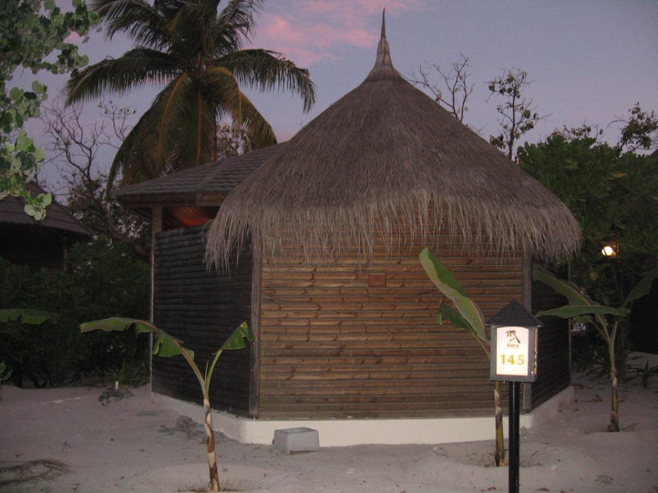 Jacuzzi-Beachvillen von hinten Kuredu Island Resort & Spa