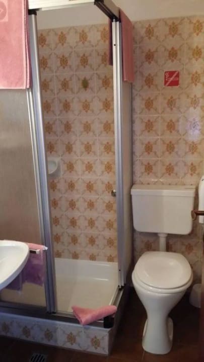 Das doch eher kleine Bad mit WC und Waschbecken Gasthof Reinbacher