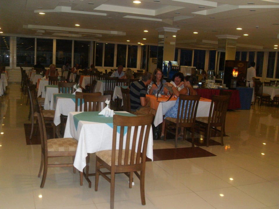 Restaurant mit einigen Gästen Hotel Aslan City Kleopatra