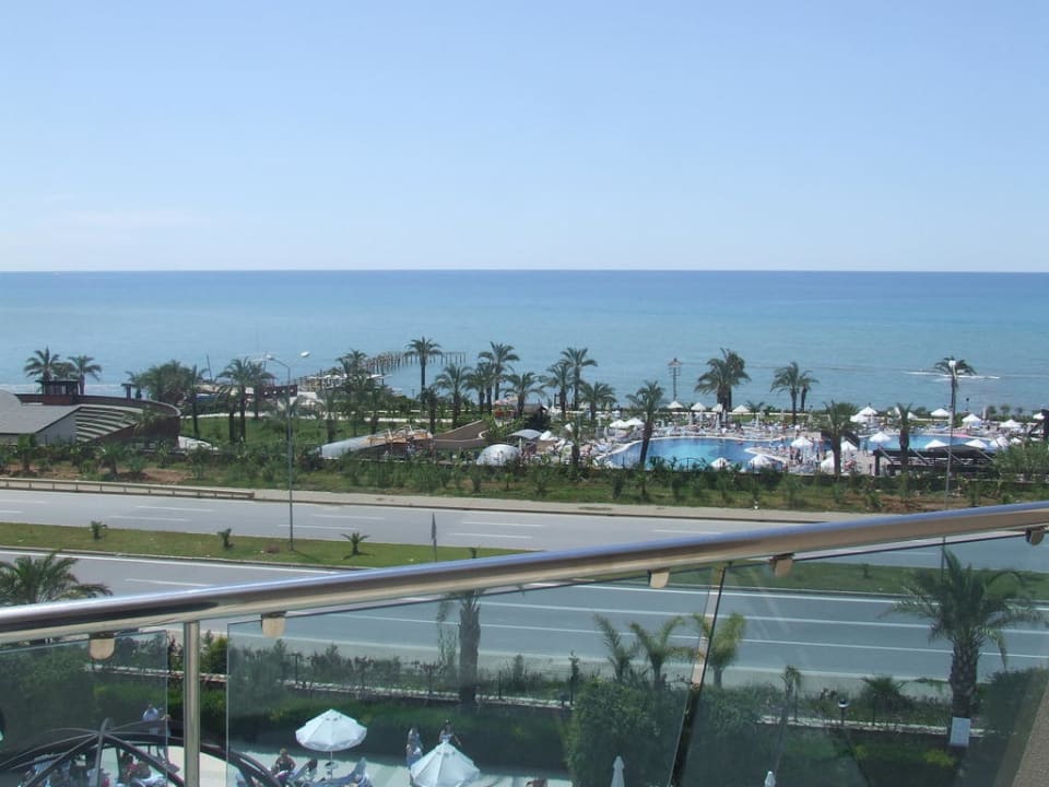 Stark befahrene Hauptstrasse zw. Hotel und Strand Long Beach Alanya
