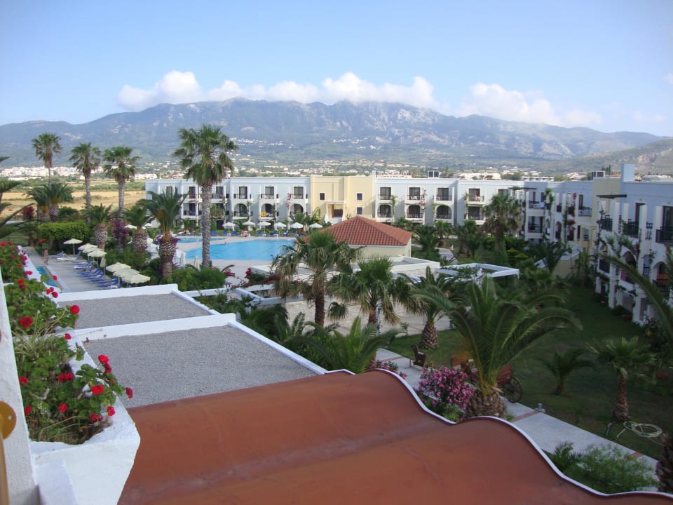 Ausblick aus dem Zimmer in die Anlage Hotel Tigaki Beach