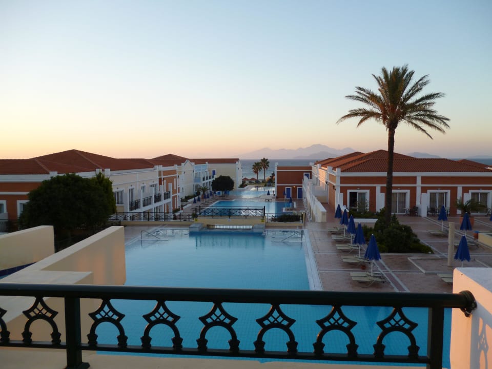 Blick auf Poolanlage von der Lobbyterrasse Porto Bello Royal