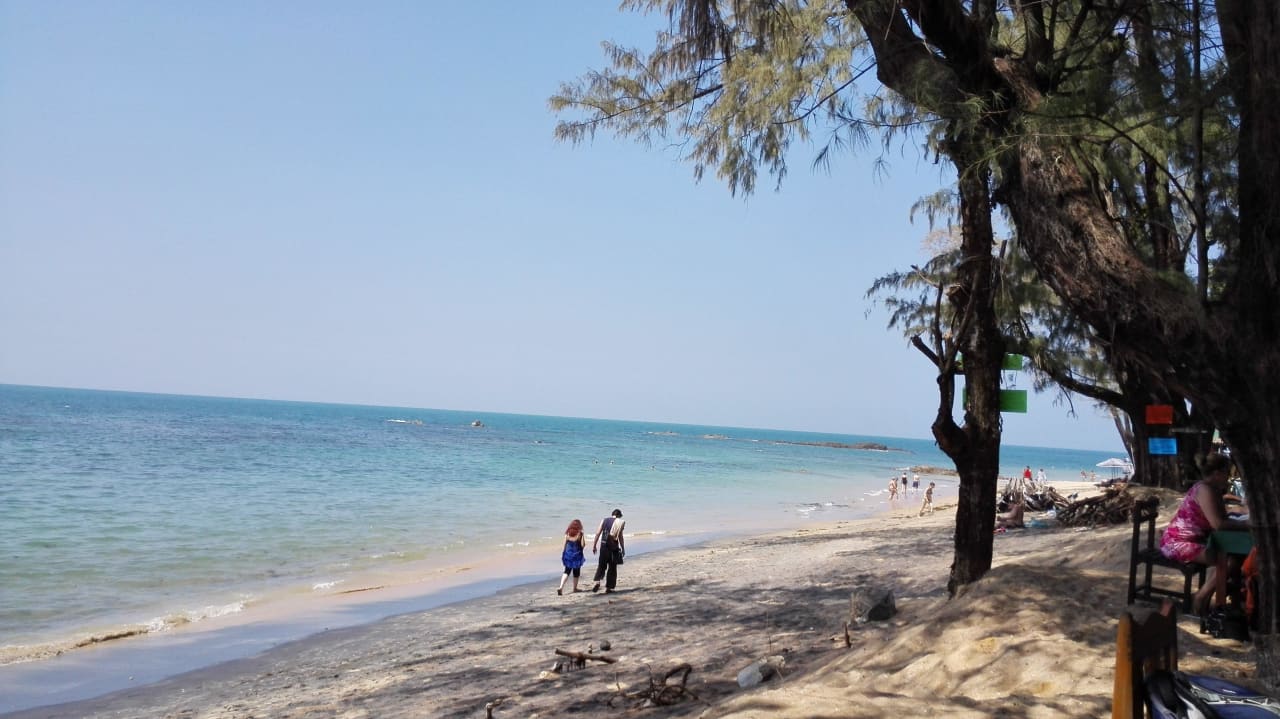Strand vor dem Hotel Khaolak Bhandari Resort & Spa