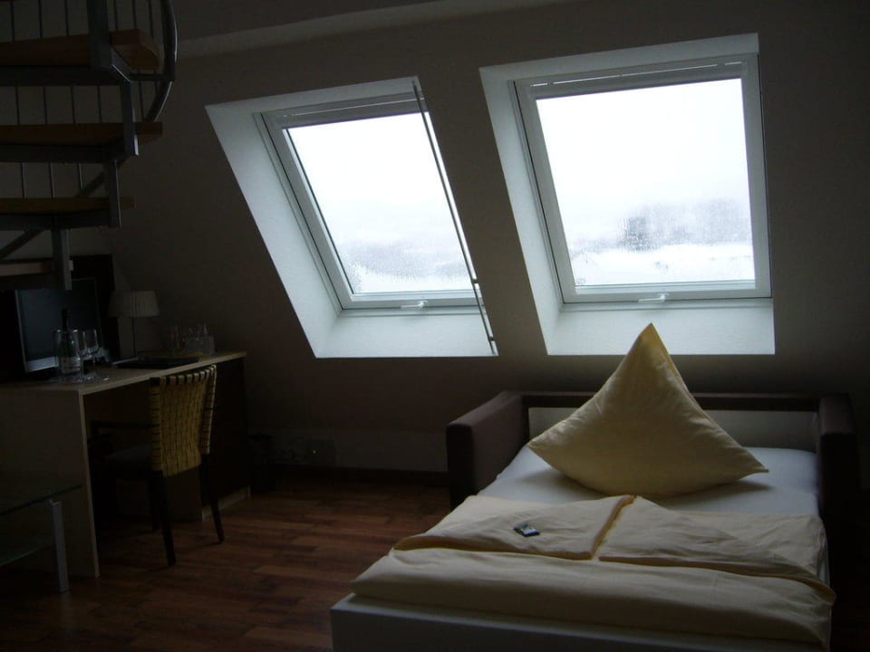 Zur Schlaufcouch umgebaute Couch Hotel im Kornspeicher