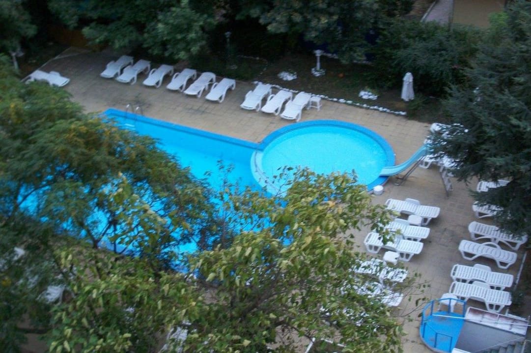 Pool noch gefüllt! Hotel Svejest/Sveshest