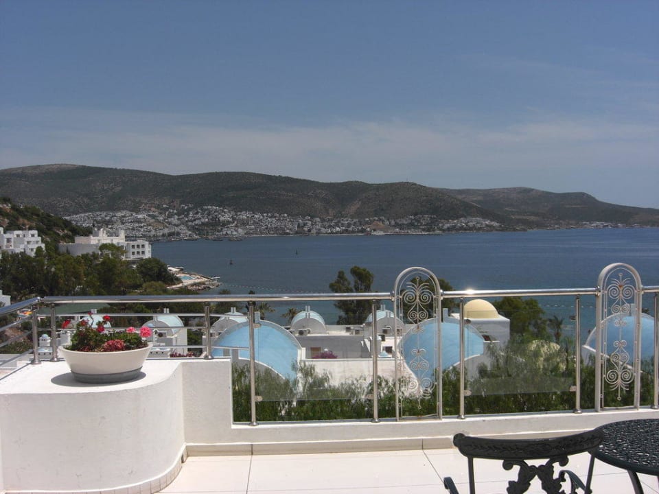 beim Eingang ein riesen Balkon mit Blick aufs Meer Salmakis Resort & Spa