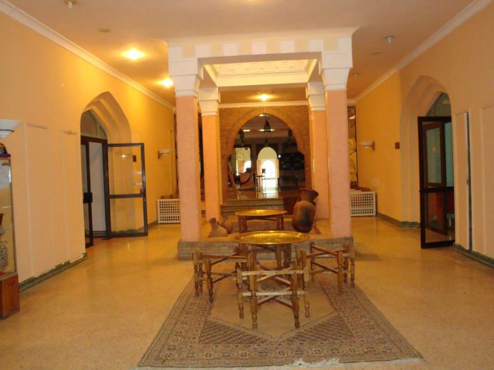 Halle beim Ausgang zum Garten Hotel Le Tazarkount