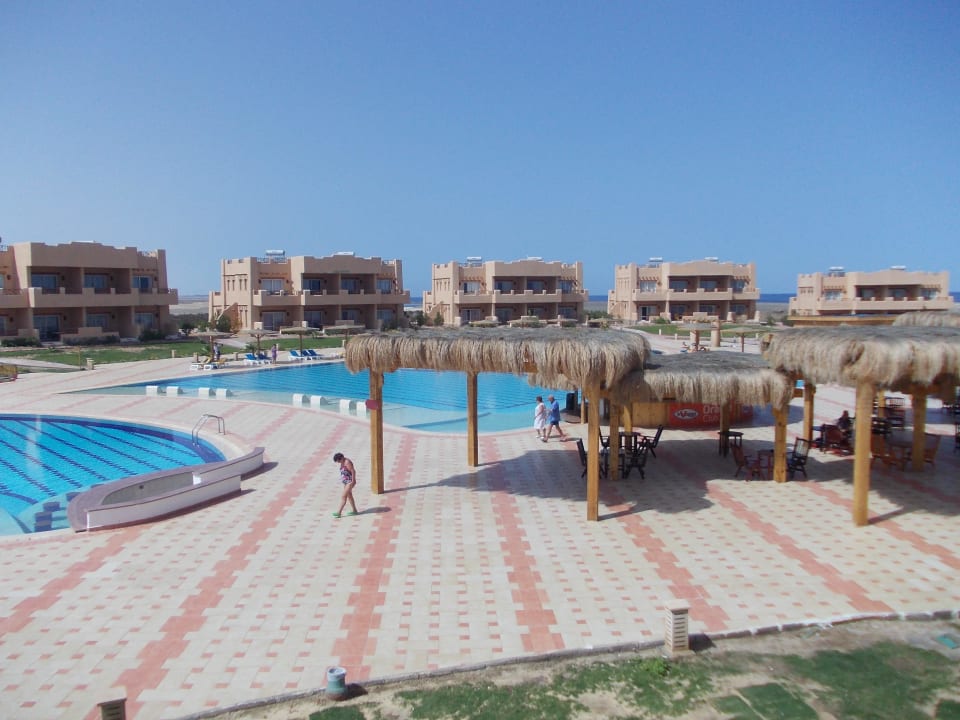 Widok na basen i bar Laguna Beach Marsa Resort