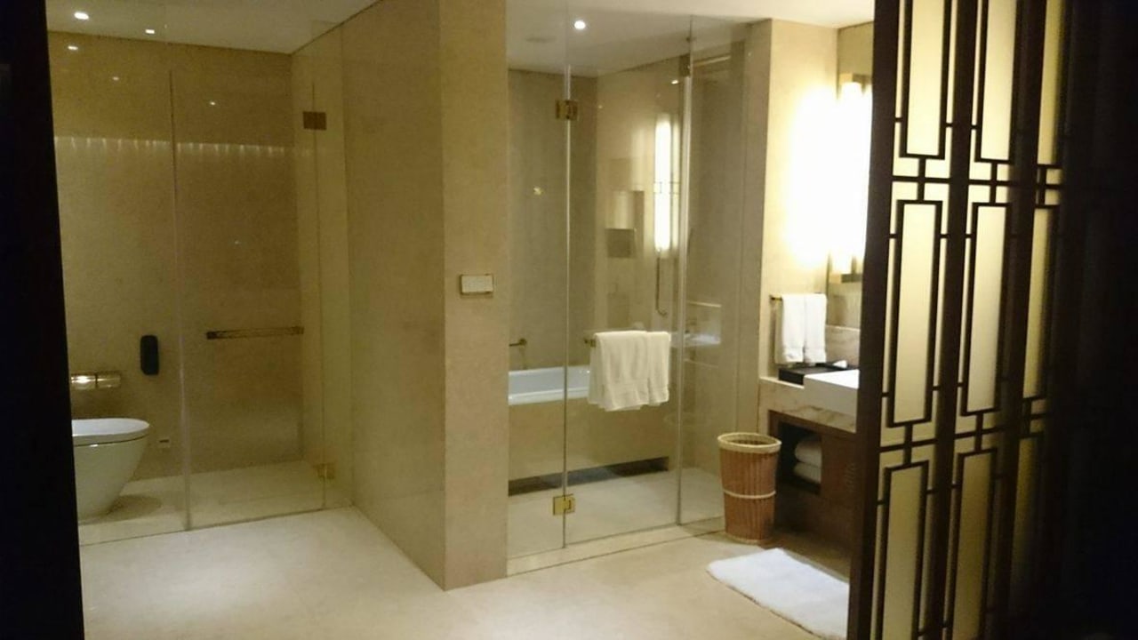 Blick ins rießen Badezimmer Hilton Tianjin Eco-City