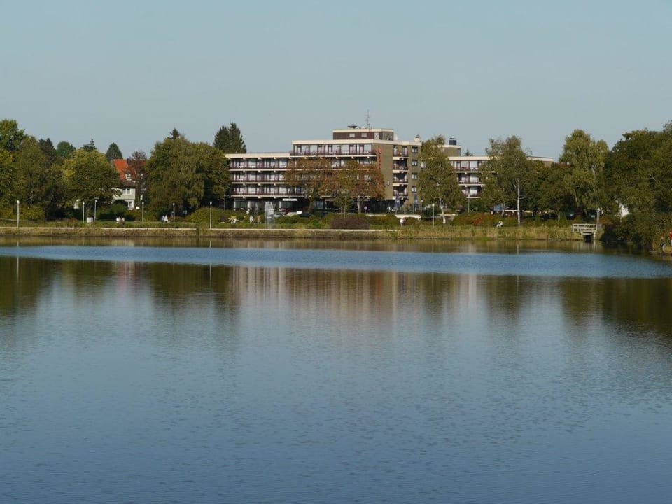 Blick vom Kranichteich zum Hotel Haus Vier Jahreszeiten in Hahnenklee am See