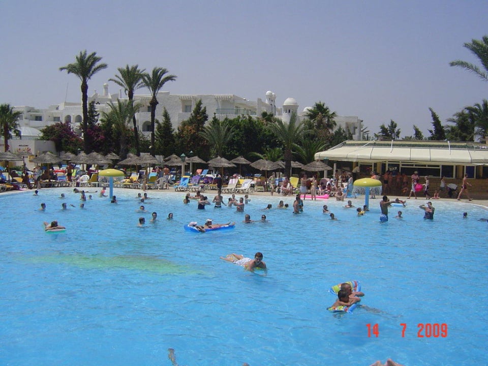 Pool mit Snackbar im Hintergrund Houda Golf & Beach Club