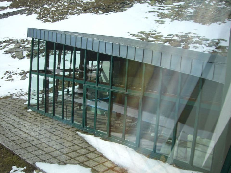 Ansicht von Aussen auf Schwimmbad Berghotel Reisseck