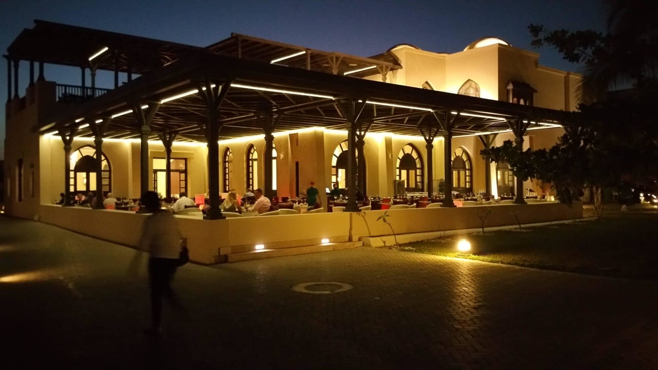Restaurant Saffron abends im Freien Salalah Rotana Resort
