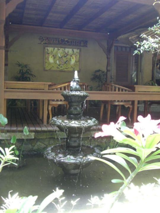 Kleiner Brunnen vor dem Restaurant Sri Phala Resort & Villa