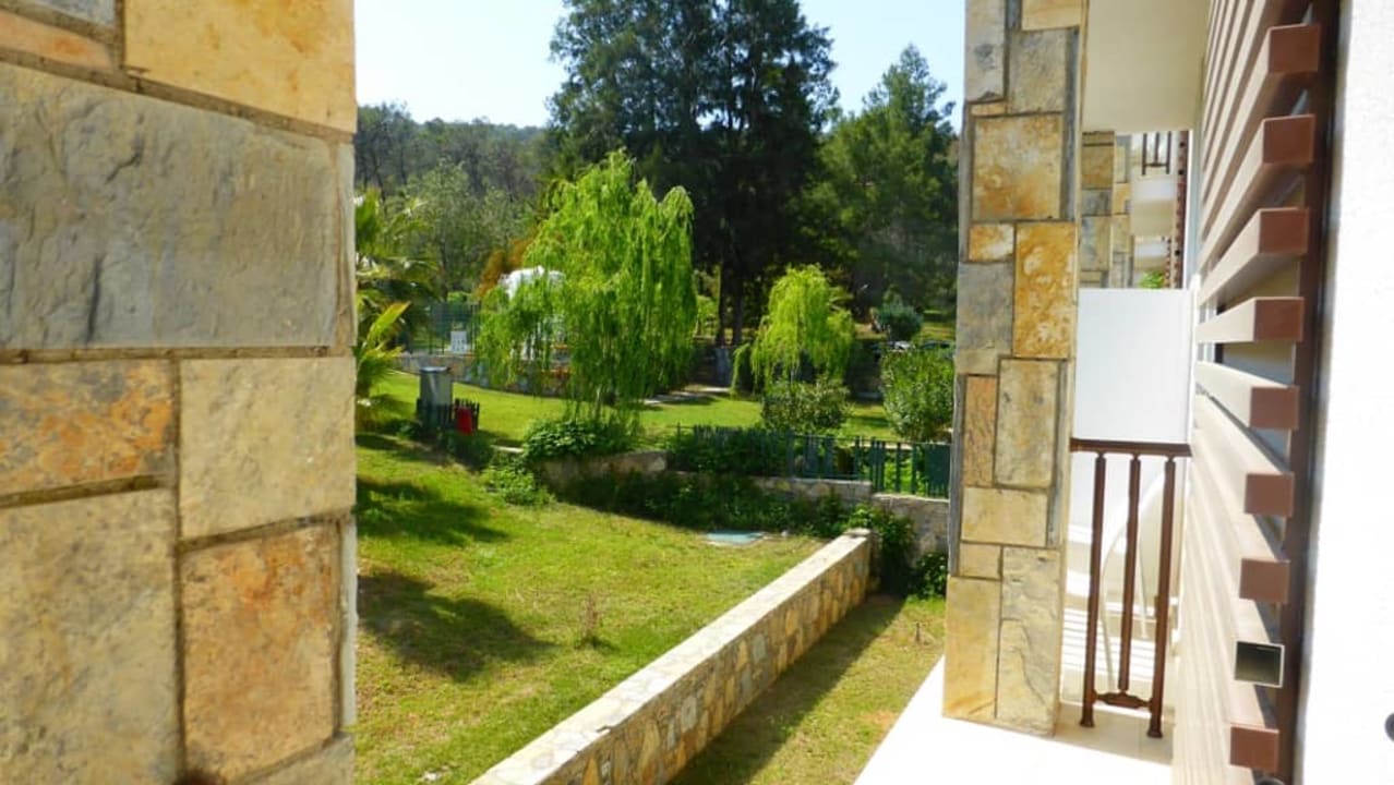 Widok z balkonu na ogród Green Bay Resort & Spa