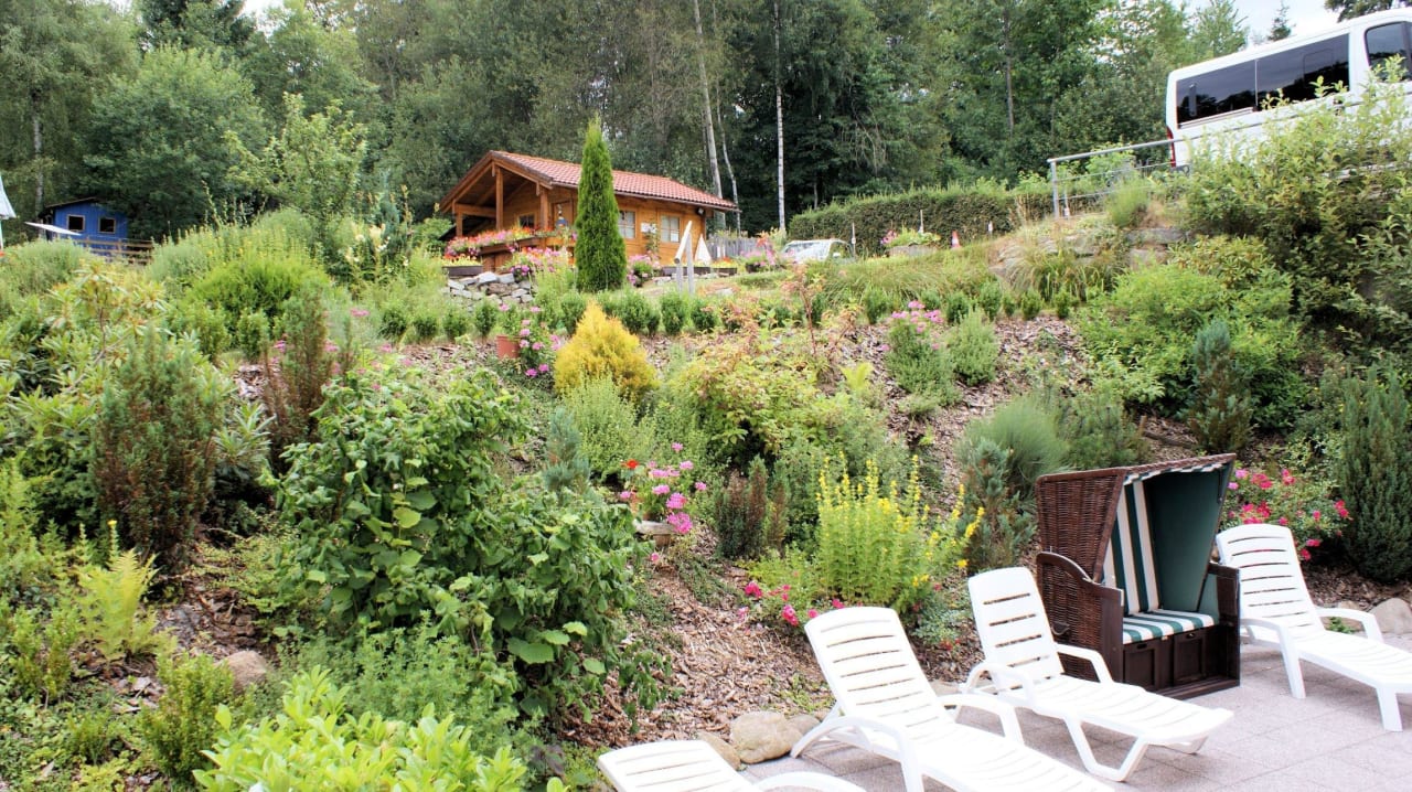 Ruhebereich ausserhalb des Schwimmbades Hotel Brunnenhof