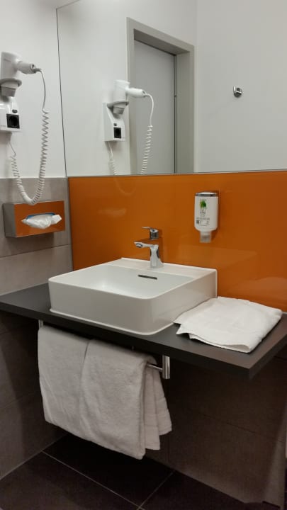 Badezimmer - Zimmer 128 Campanile Leipzig Halle Airport