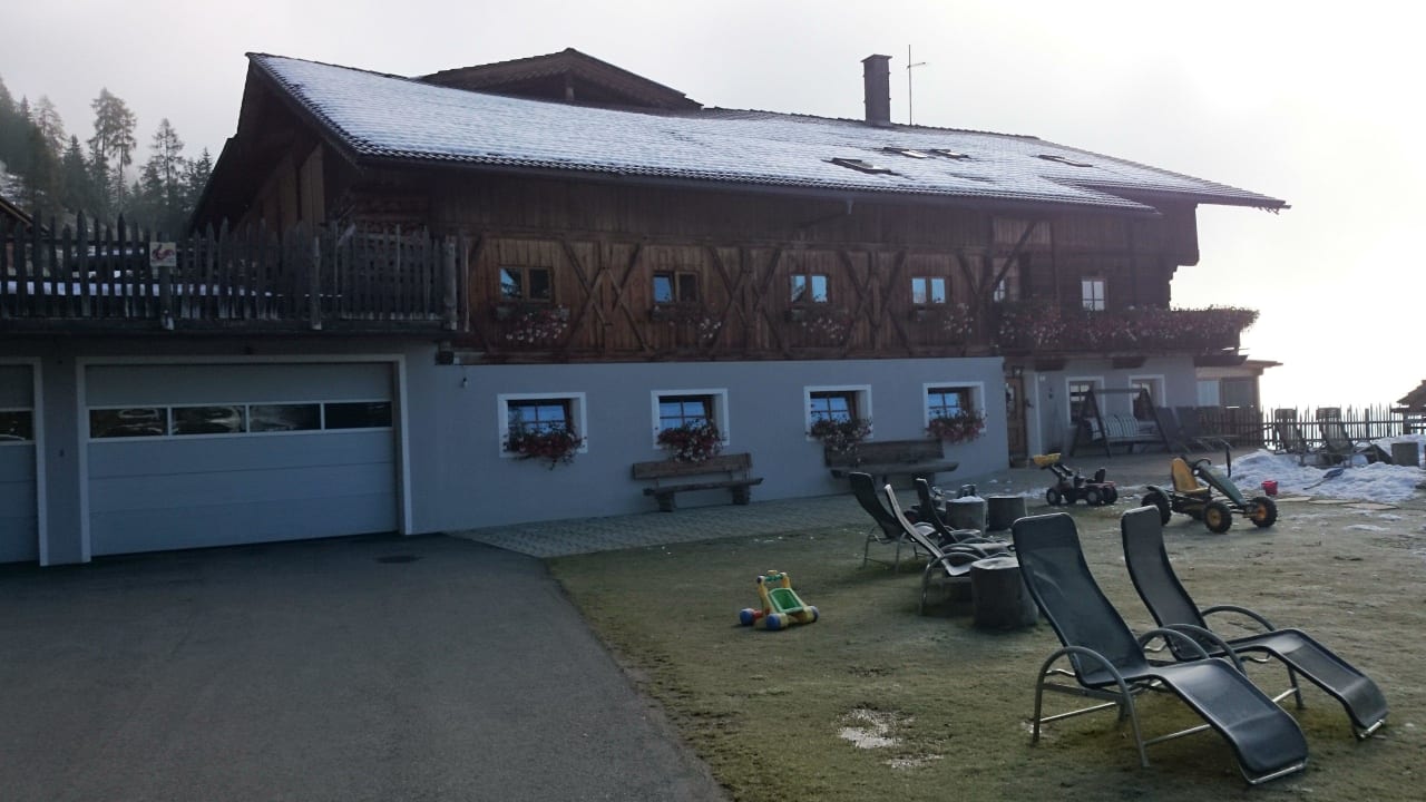 Hof mit Spielmöglichkeiten und Liegestühlen Glinzhof Mountain Natur Resort Agriturismo