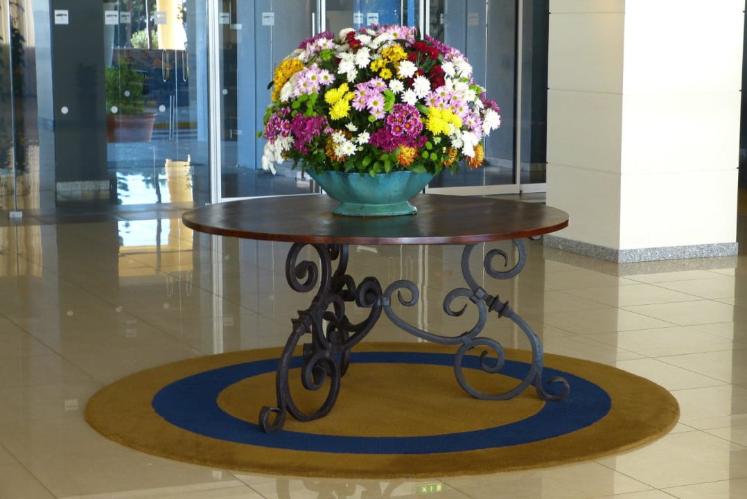 Großer frischer Blumenstrauß in der Lobby PortoBay Falésia