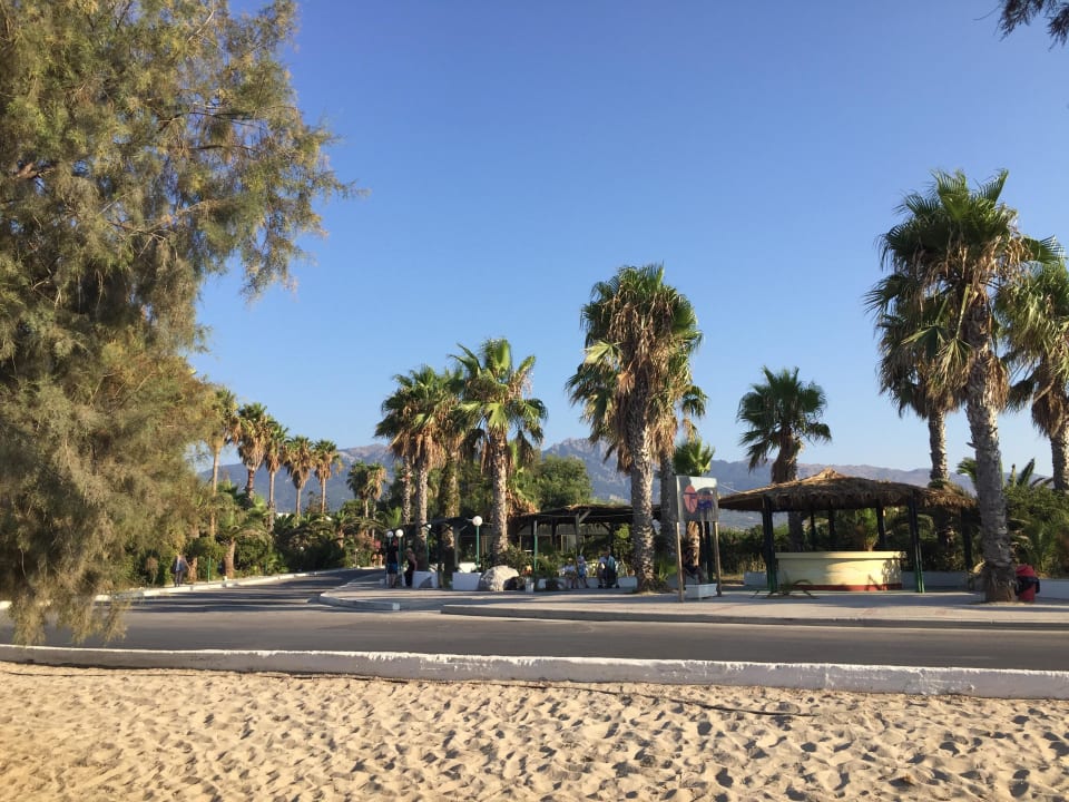 Blick auf geschlossene Beachbar und Hotelzufahrt Hotel Tigaki Beach