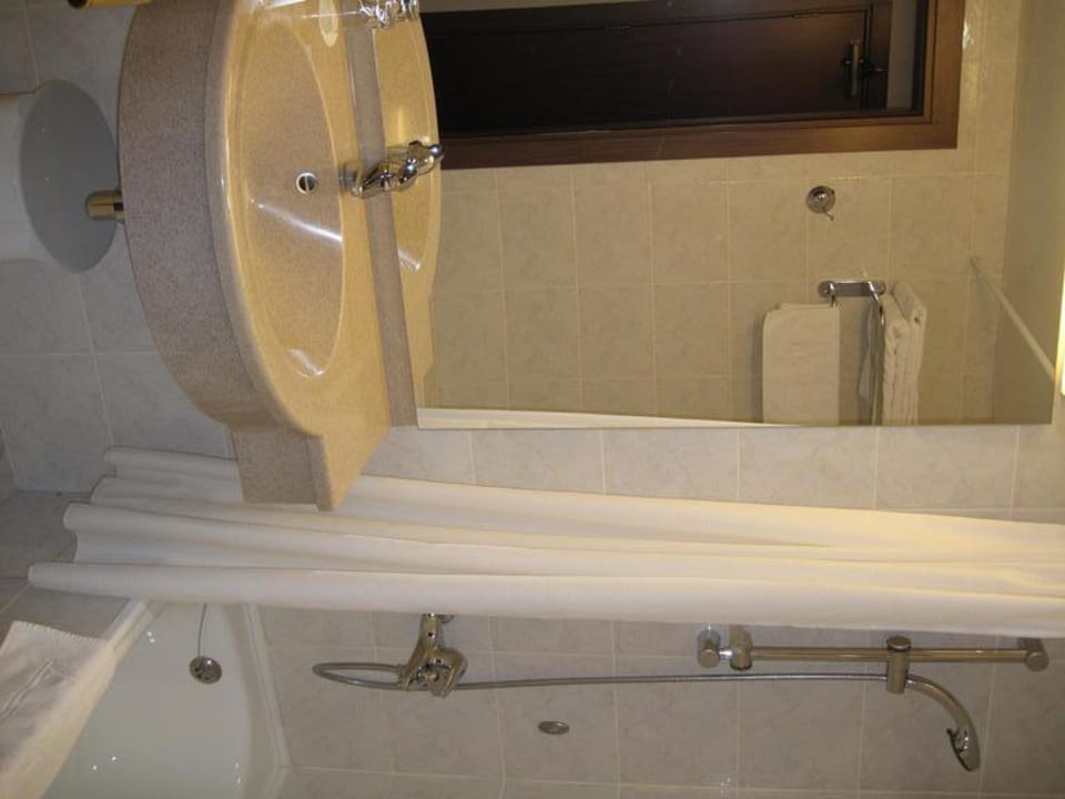 Waschtisch und Badewanne mit Dusche Art Hotel Voronezh