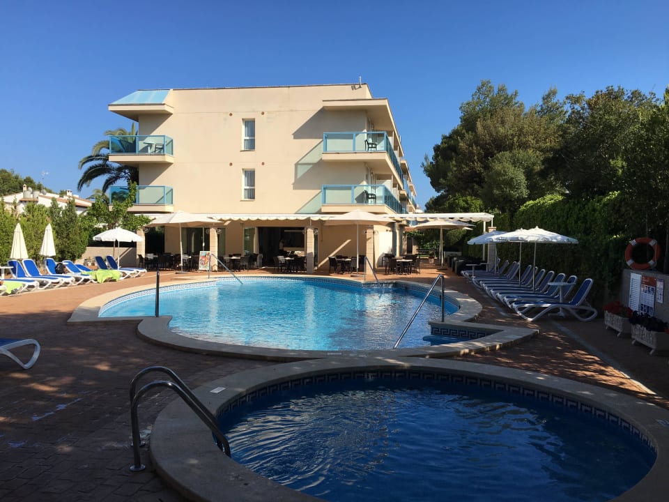 Blick über Pool auf das Hotel Canyamel Sun Aparthotel