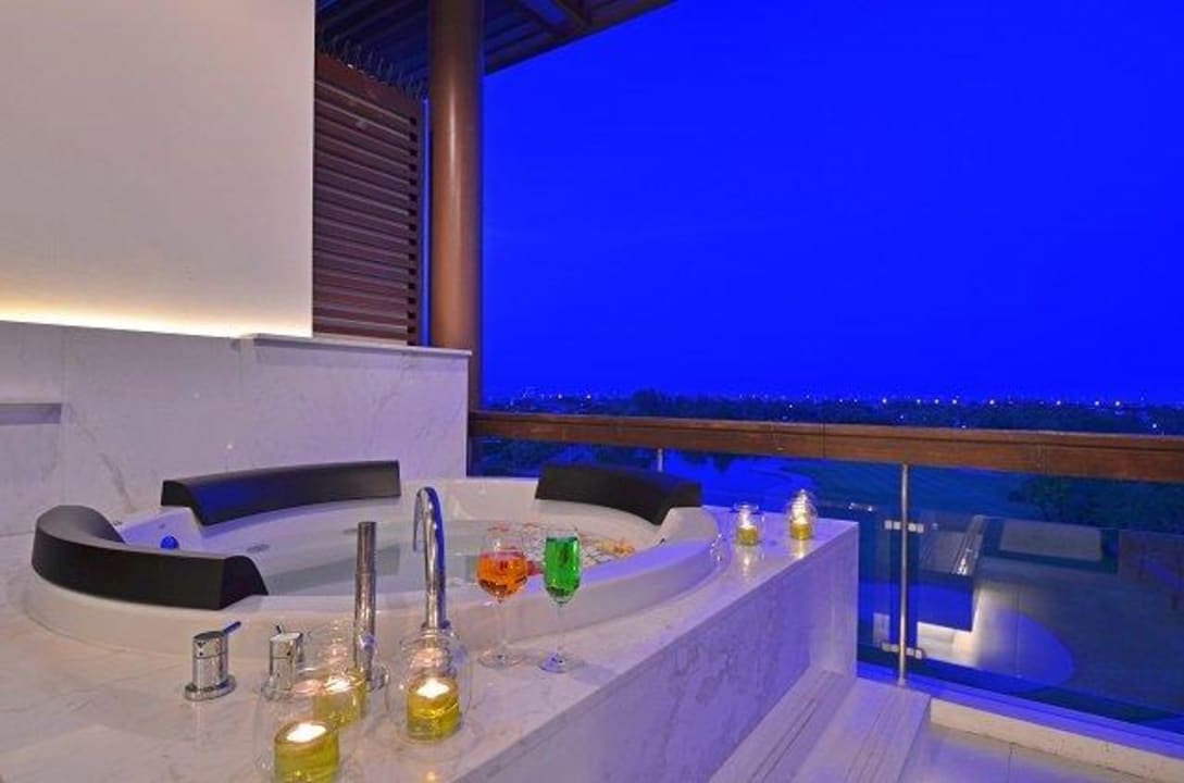 Sky Suite bedroom Hotel Summit Windmill Golf Residence