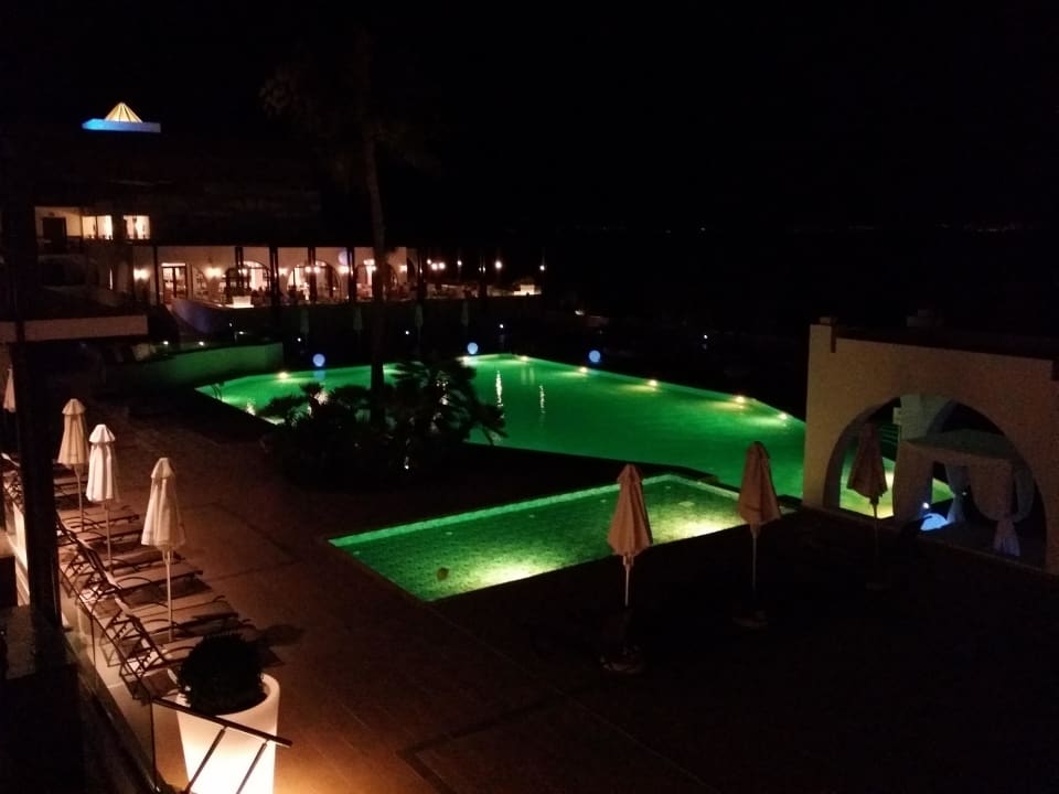 Pool nachts TUI BLUE Oceanis Beach and Spa Resort