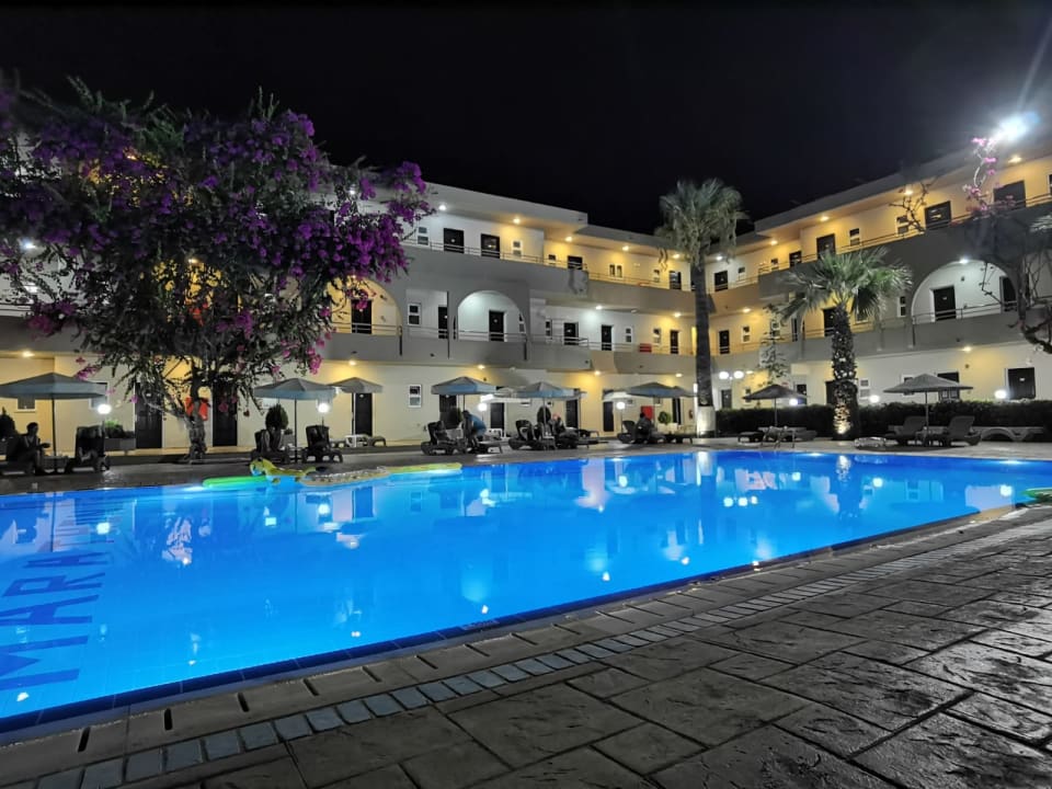 Pool Hotel Marathon