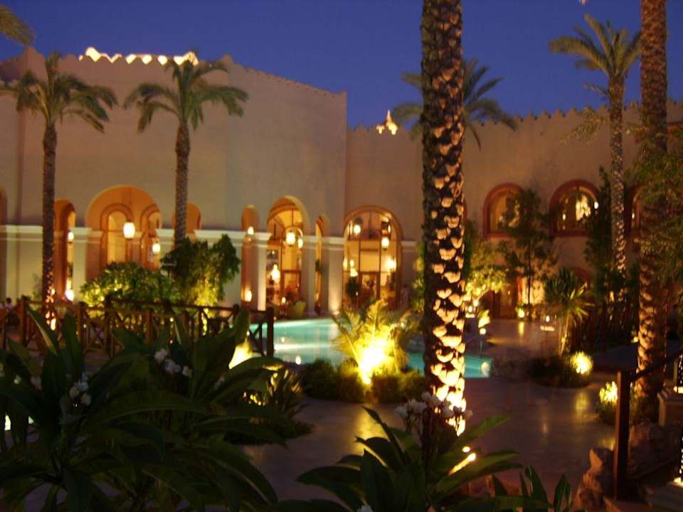 bei Nacht Ghazala Gardens