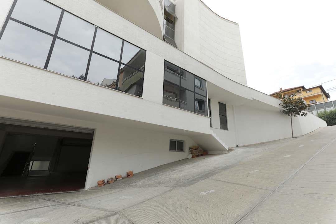 Außenansicht Hotel Gjuta