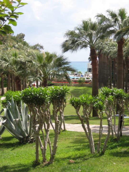 Blick über die Außenanlage zum Pool Melas Holiday Village