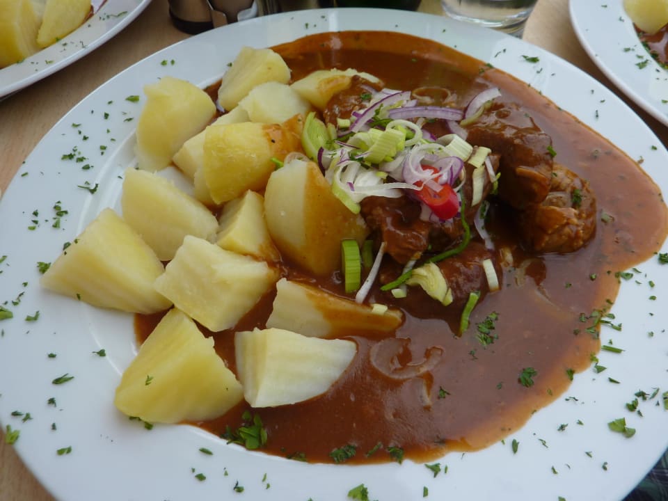 Gulasch mit Kartoffeln Hotel Globus