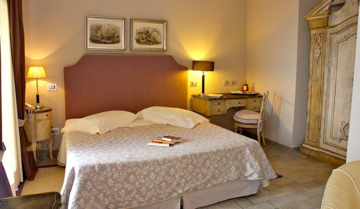 Junior Suite bedroom Hotel Villa Carlotta