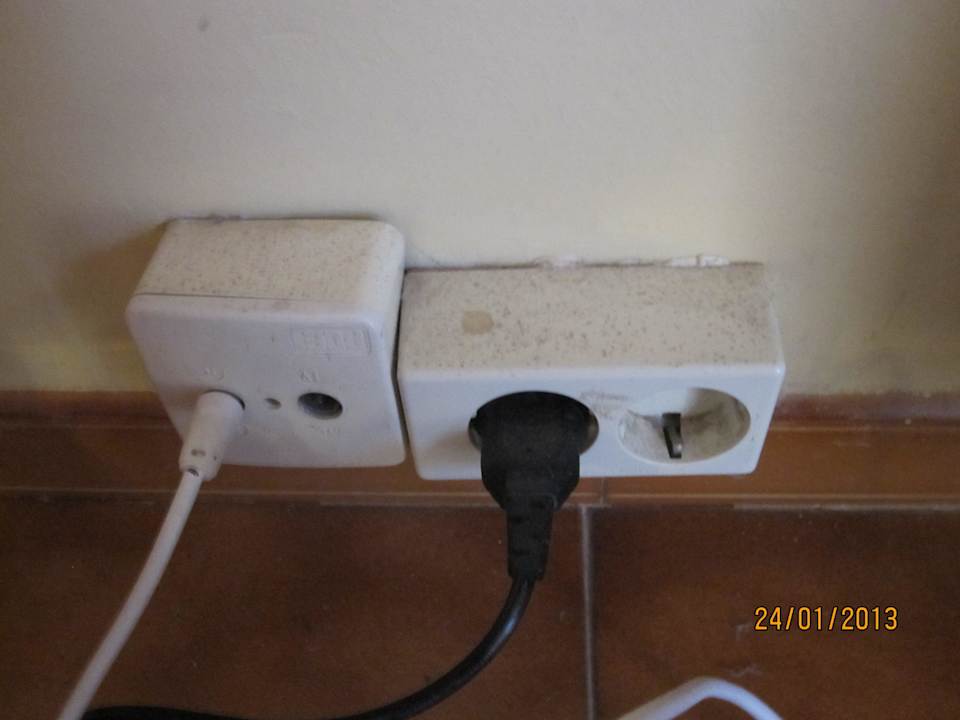 Verdreckte Steckdose im Zimmer Bei Juan Playa Blanca